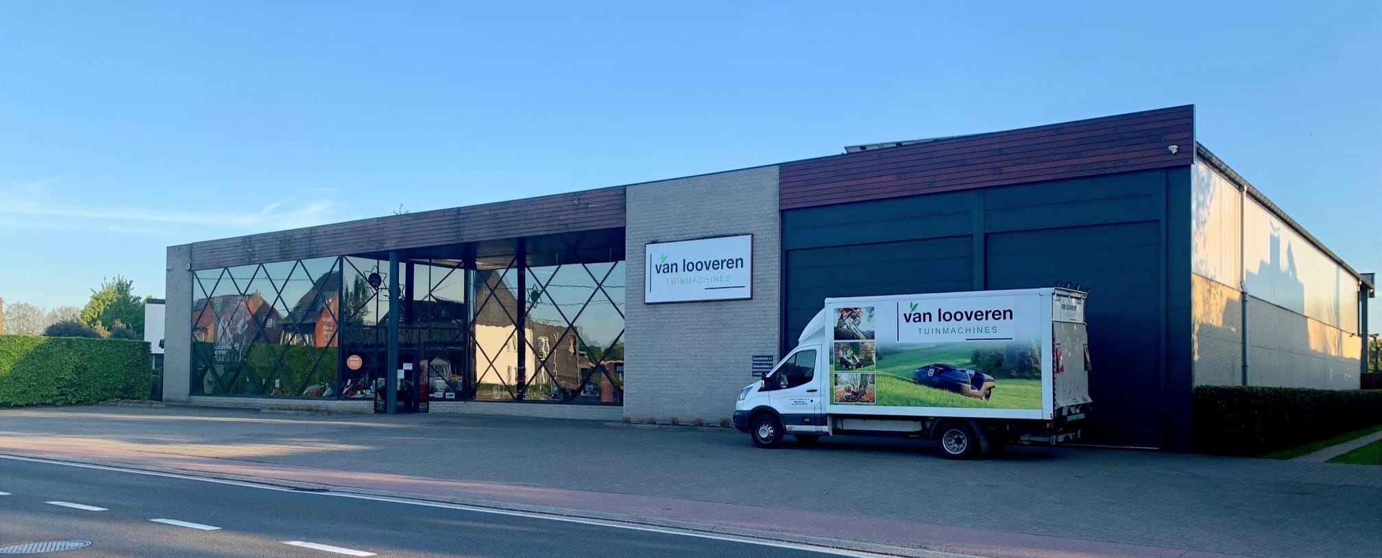 Vooraanzicht van de showroom van Van Looveren Tuinmachines in Brecht